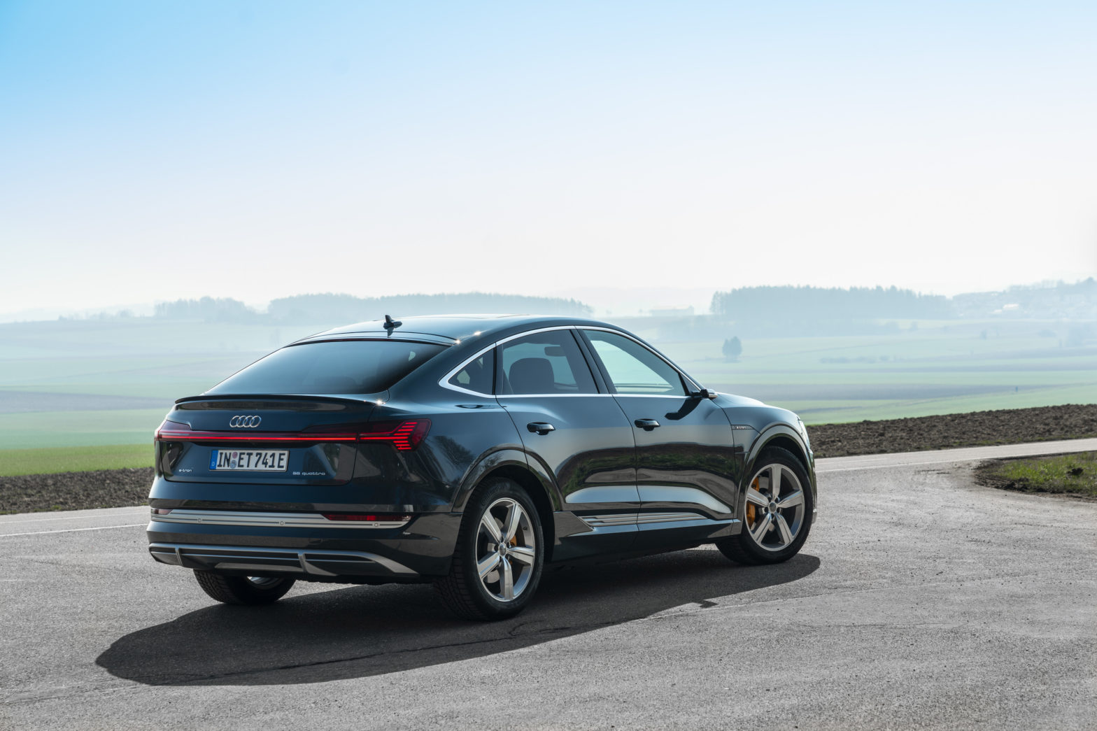 E tron 50. Audi e-tron Sportback. Audi q8 e-tron Sportback. Audi e-tron Sportback багажник. Audi e-tron Sportback 2021 багажник.