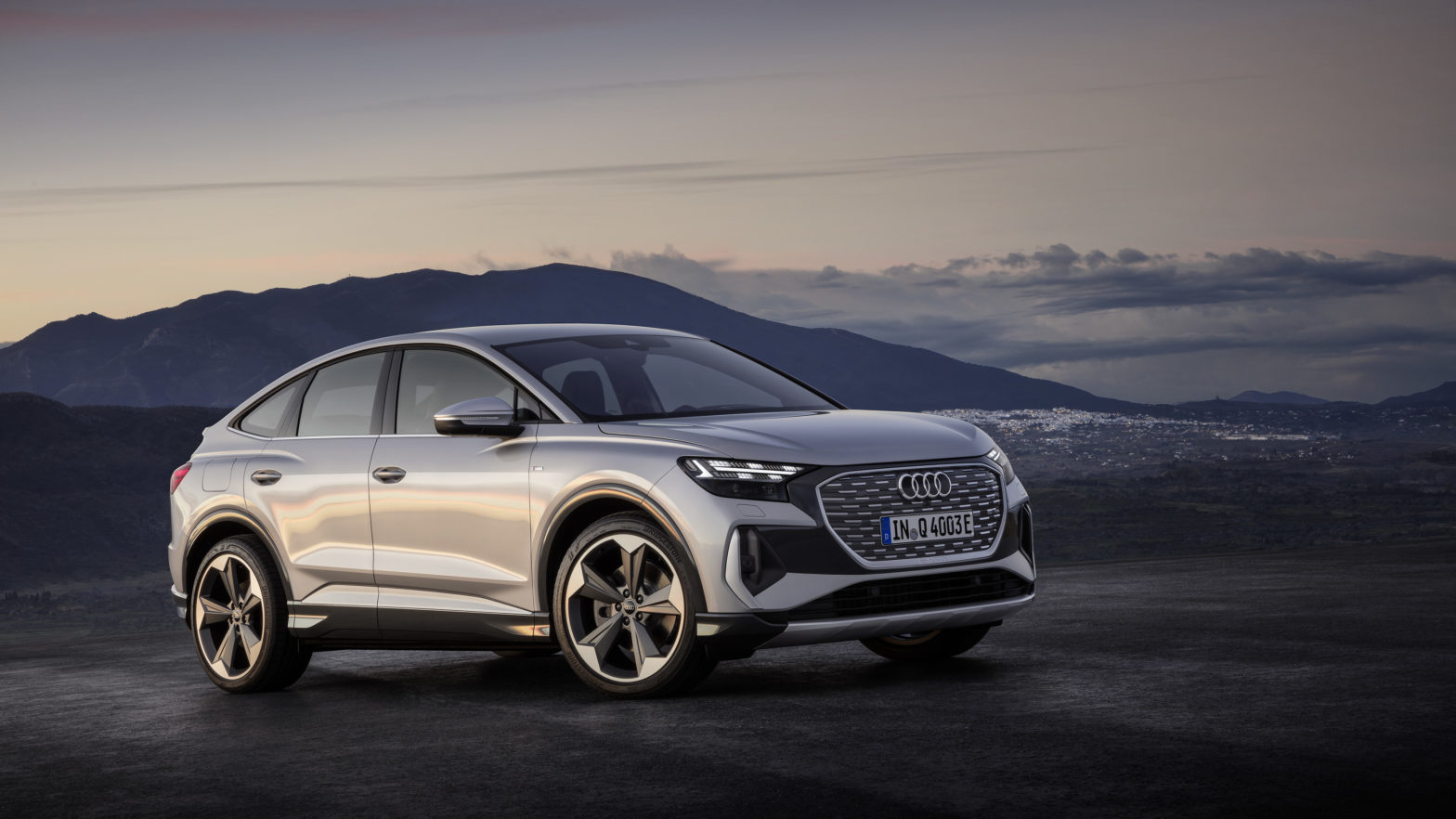 E tron 50. Audi q4 e-tron Sportback. Q4 Sportback e-tron. Audi q8 e-tron Sportback. Audi q5 e-tron 2022.